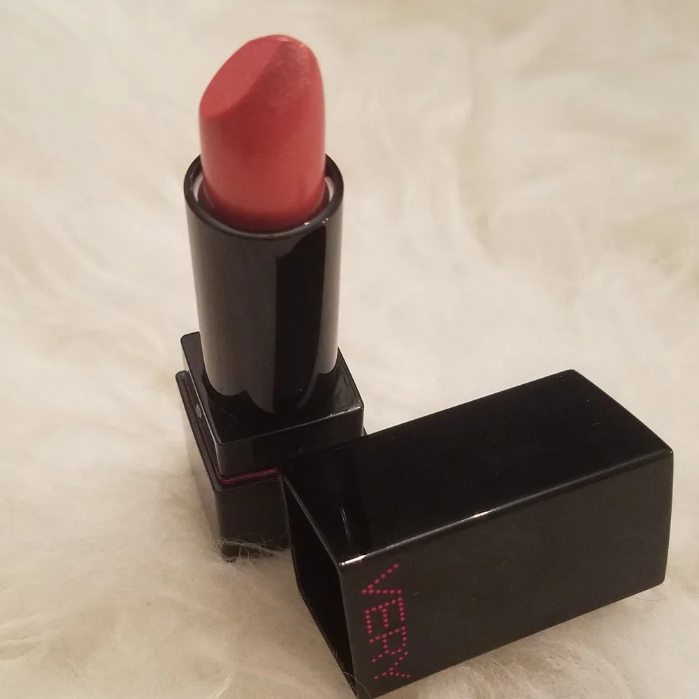 🆕 VS VERY SEXY PERFECT LIPSTICK IN KISS ME